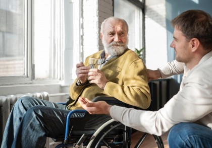 Percepțiile pozitive despre îmbătrânire influențează semnificativ recuperarea fizică după o cădere la vârstnici