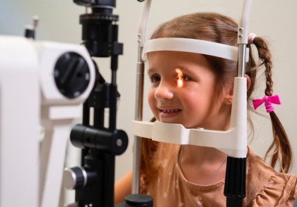 Factori comportamentali asociați cu grosimea coroidei la copii: noi date despre influența activităților vizuale asupra miopiei