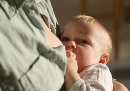 Alergia la proteinele din laptele de vacă la sugarii alăptați: mecanisme imune, rolul microbiotei și dieta de eliminare