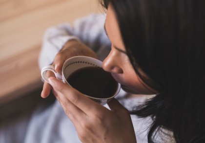 Cofeina modifică activitatea cerebrală în timpul somnului: dovezi ale unui efect mai pronunțat la tineri