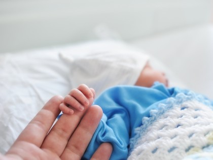 Microbimul intestinal neonatal ar putea ajuta la protejarea bebelușilor de infecțiile respiratorii virale severe în primii doi ani de viață