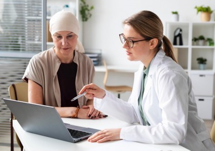 Administrarea bilunară a trifluridinei-tipiracil reduce toxicitatea hematologică menținând eficacitatea în cancerul colorectal metastatic