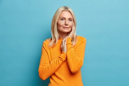 Oamenii îmbătrânesc mai repede în două momente specifice ale vieții lor: noi perspective asupra biologiei îmbătrânirii și riscului de boală