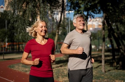 Exercițiul fizic reactivează gene-cheie ale memoriei în boala Alzheimer: dovezi celulare dintr-un nou studiu preclinic și uman