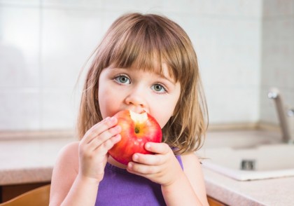 Fructele pot reduce riscul de obezitate abdominală la copii