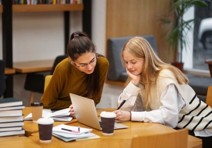 Emoțiile pozitive îmbunătățesc memoria prin promovarea reinstaurării memoriei în timpul învățării repetate