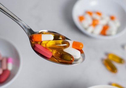 Manifestările cutanate ale dietelor și suplimentelor promovate pe rețelele sociale