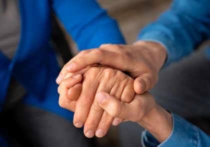 Noi variante genetice asociate cu demența identificate în populații diverse