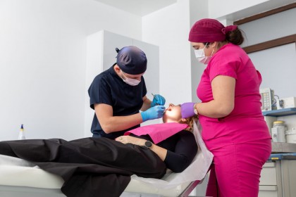 Ce se întâmplă când amâni înlocuirea dinților lipsă – pericolul invizibil al resorbției osoase