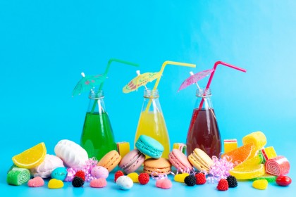 Mâncărurile și băuturile viu colorate ascund coloranți sintetici și mult zahăr