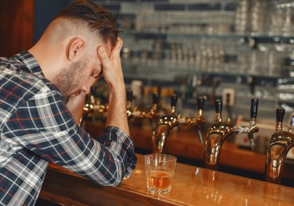 Ce trebuie să știm despre alcool: interviu cu Dr. Sarah Wakeman