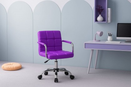 Când trebuie schimbat scaunul de birou al copilului: 5 semne clare