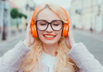 Ascultarea îndelungată a muzicii în căști poate duce la deteriorarea auzului la tineri