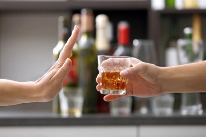 Crezi că consumul moderat de alcool îți protejează creierul? Dimpotrivă, riscul crește odată cu fiecare pahar consumat