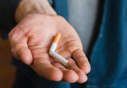 Renunțarea la fumat după diagnosticul de cancer poate dubla durata de supraviețuire, mai ales în stadiile avansate