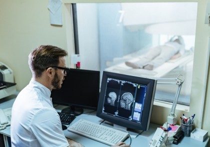 Activarea neuronilor Q induce hipotermie și favorizează recuperarea funcțională după leziuni cerebrale prin suprimarea neuroinflamației