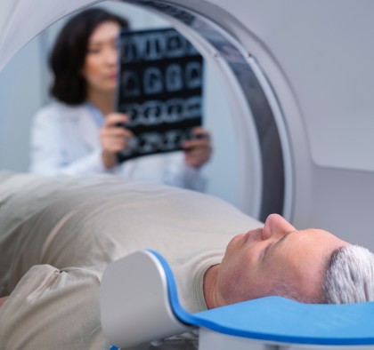 Tomografia computerizată cu doză redusă ar putea înlocui radiografia toracică pentru depistarea precoce a cancerului pulmonar