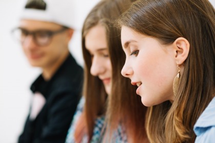 Timpul petrecut în fața ecranelor și activitatea fizică influențează excitabilitatea corticală motorie la adolescenți