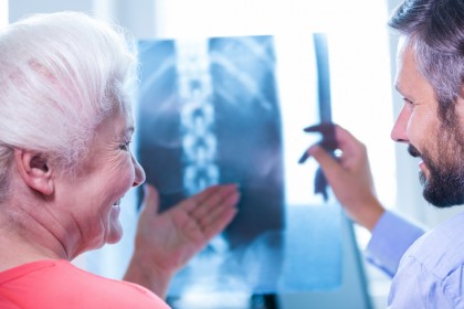 Tratament inovator pentru fracturile vertebrale osteoporotice bazat pe sferoizi din celule stem derivate din țesut adipos