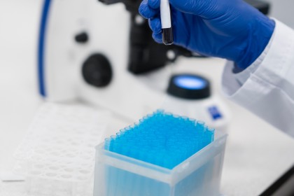 Evadarea imună precoce în cancerul colorectal este determinată epigenetic și apare încă din stadiile inițiale ale tumorii