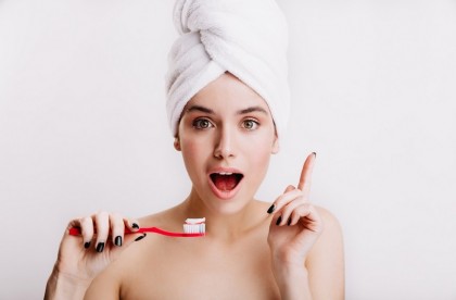 O nouă pastă de dinți realizată din păr ar putea regenera smalțul dentar