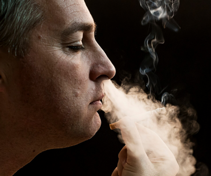 Tipul de consum de tutun influențează riscul de simptome persistente după COVID-19