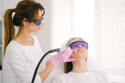 Laser pentru pete sau riduri: tipuri de tratament și după câte ședințe se observă rezultatele