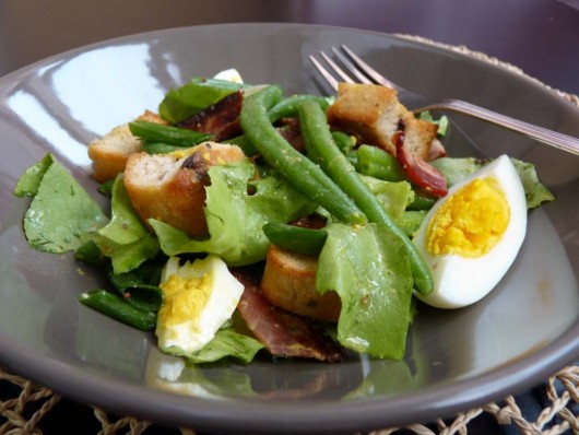 Rețetă Salată cu fasole verde, ou și bacon