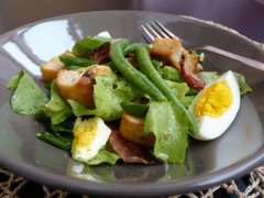 Salată cu fasole verde, ou și bacon
