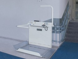 Platforma inclinata tip Hiro 320 (300 kg) - lift inclinat pentru deplasarea persoanelor cu handicap locomotor