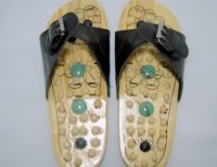 Papuci reflexoterapeutici din lemn (cod R22)