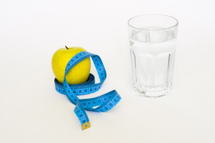 Consumul a 500 ml de apă înainte de masă ar putea ajuta la reducerea obezității