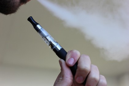 Vaporii țigării electronice, toxici pentru cavitatea orală