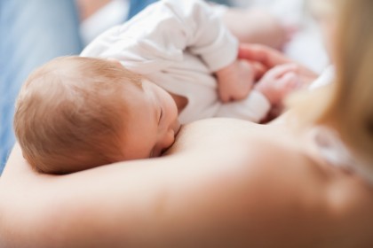 Bebelușii prematuri alăptați la sân prezintă o dezvoltare neurocognitivă mai bună decât cei alăptați cu formulă
