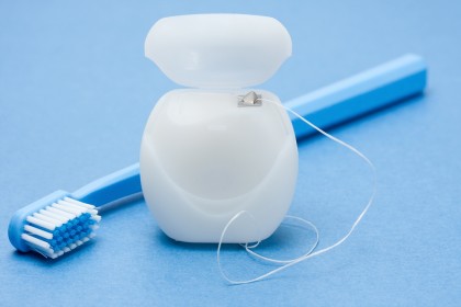 Dovezile privind eficiența aței dentare sunt insuficiente
