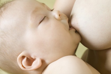 Sistemul imun al sugarilor „copie” celulele imune ale mamei, provenite din laptele matern