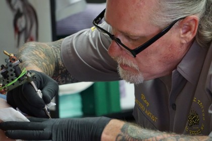 Risc de boală profesională pentru artiștii tatuatori