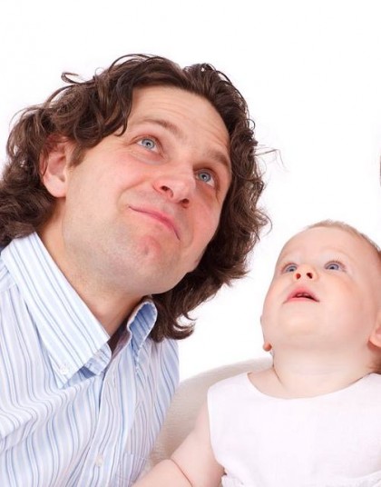 Implicarea tatălui în activități cu bebelușul, asociată cu o mai bună dezvoltare mentală