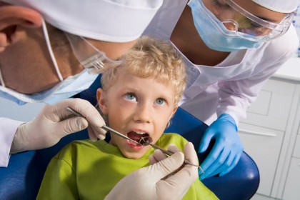 Când trebuie dus prima dată copilul la dentist?