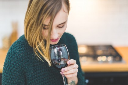 Cum îți afectează o singură băutură alcoolică activitatea cognitivă (Studiu)