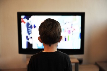 Câte minute stă zilnic copilul tău la TV și pe telefon? Vezi implicațiile