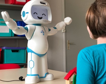 Qtrobot îi ajută pe copiii cu autism să se integreze