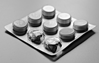 Aspirina, un remediu bun pentru prevenirea coagulării sângelui după intervențiile chirurgicale la genunchi
