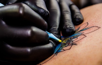Tatuajele cu senzori dermici pentru monitorizarea permanentă a pacienților