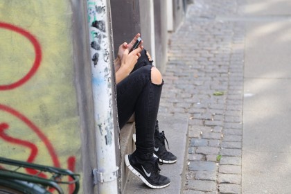 Adolescenții care folosesc rețelele de socializare riscă să devină introvertiți