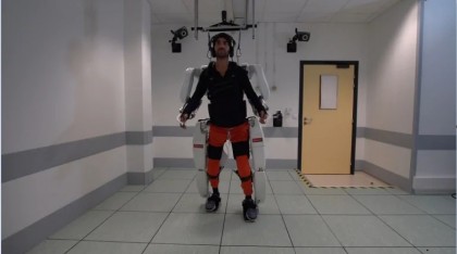 Un bărbat paralizat a putut să meargă folosind un costum robotizat controlat de creier
