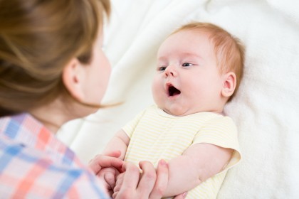 Creierul bebelușului interacționează cu cel al adultului în timpul jocului