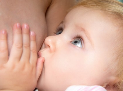 Oligozaharidele din laptele matern ar putea influența dezvoltarea copilului de la naștere până în prima parte a copilăriei