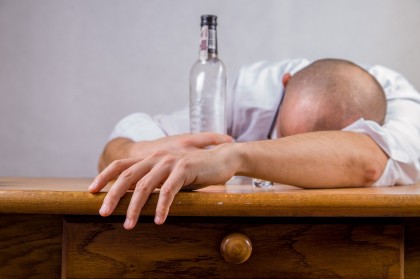 Studiu: Adulții în vârstă din țările bogate consumă mai mult alcool