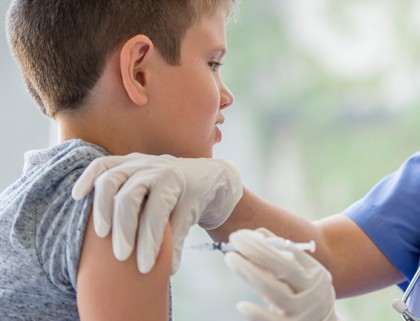 Ceea ce spui în primul minut după un vaccin poate fi esențial în reducerea stresului unui copil